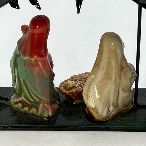 Vtg 5x4x1.5” Metal Nativity w/ Ceramic Joseph, Mary & Baby Jesus Manger … - Picture 10 of 14